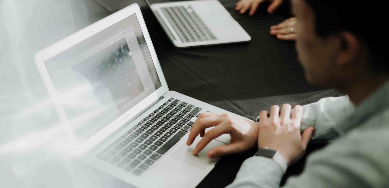 Arbetar på dator Leadfront