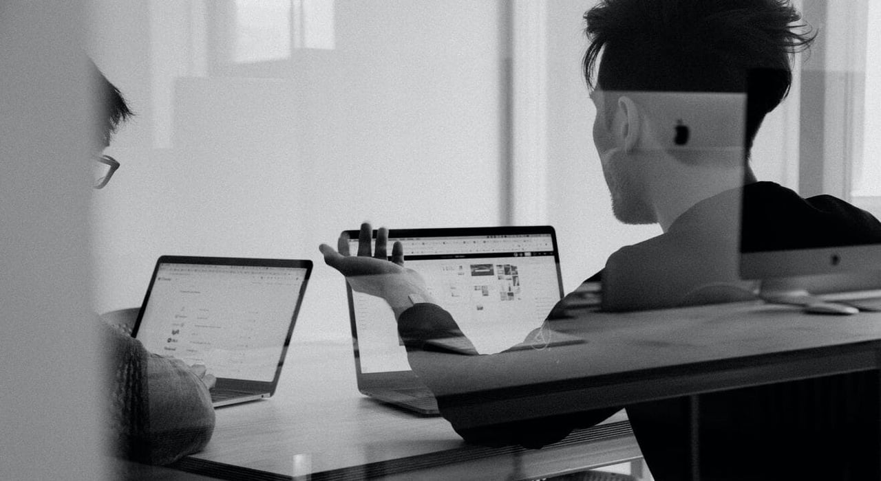Diskuterar data analyser