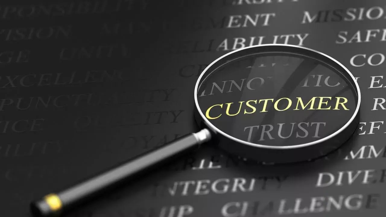 Förstoringsglas på bokstäver