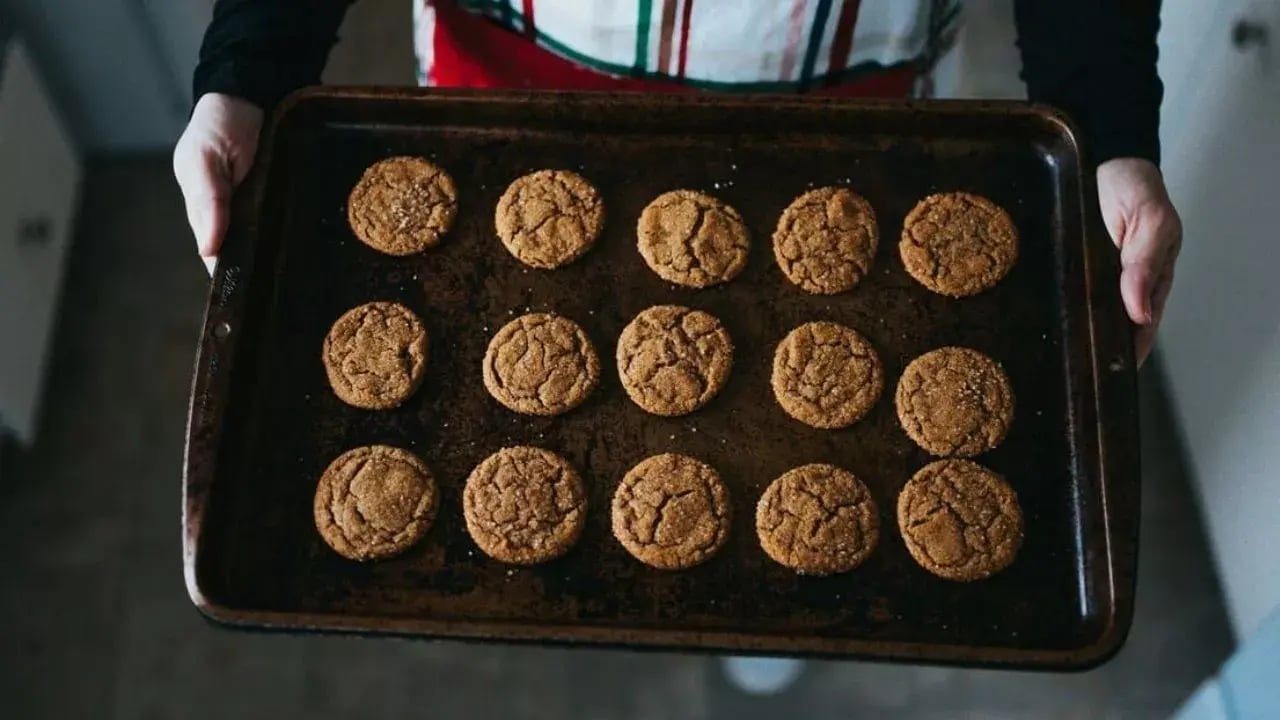A baking tray filled with fresshy baked cookies